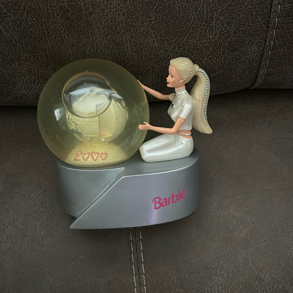 BARBIE MUSICAL WATERGLOBE 2000